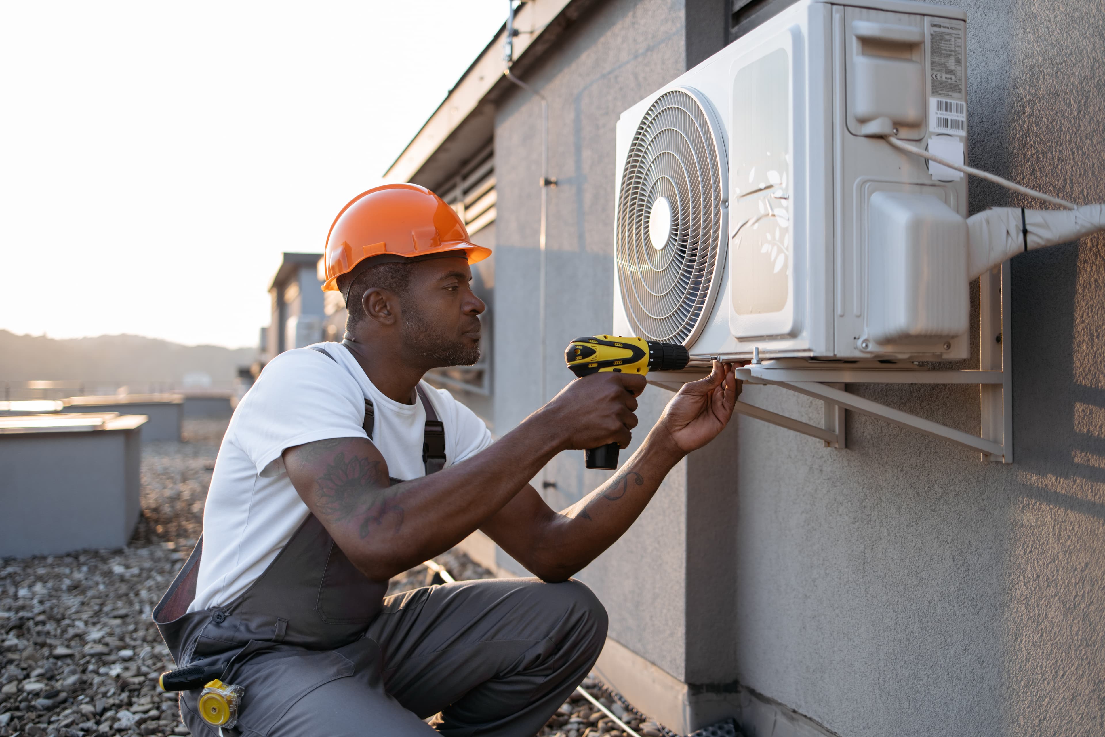 Técnico reparando un aire acondicionado en el exterior