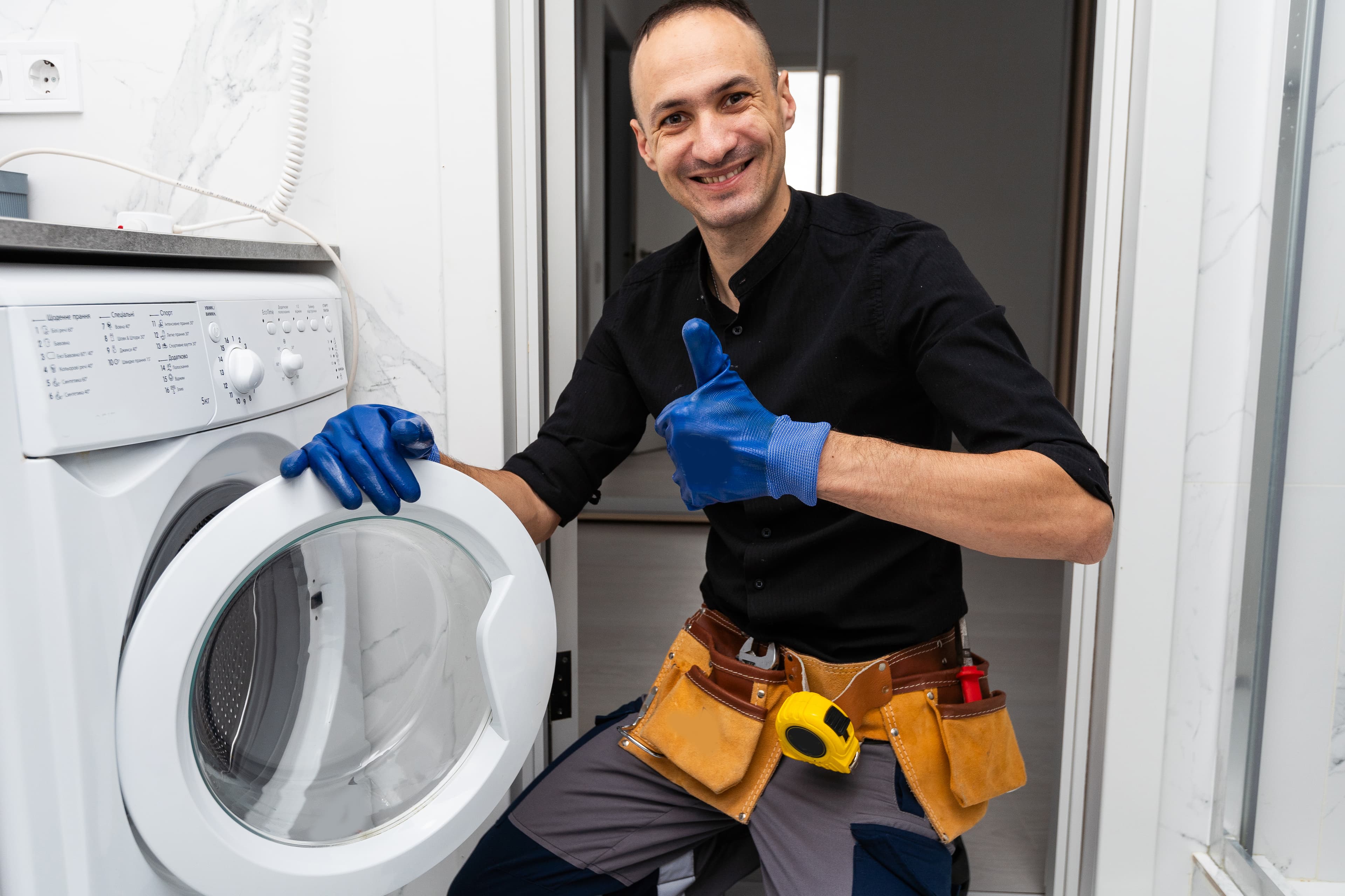 Técnico reparando una lavadora