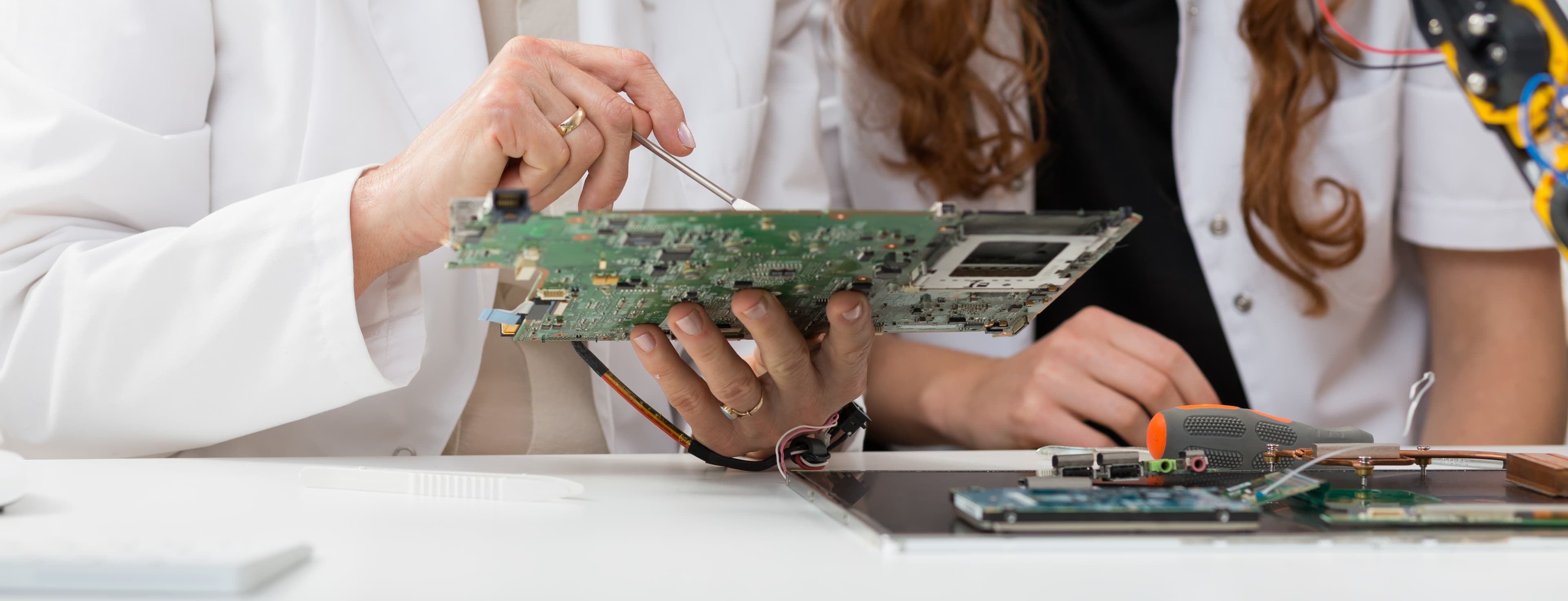 Técnico reparando una tarjeta de un televisor
